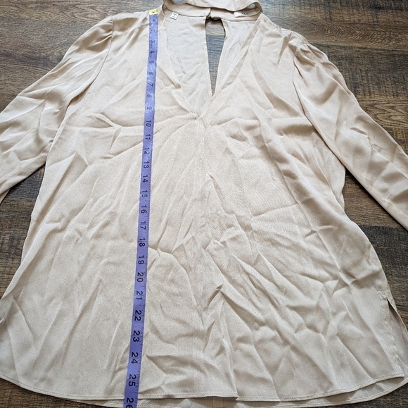 ALC Blouse Silk Stretch V-Neck Choker Beige Long Sleeve Cuff Women's 8 - Picture 4 of 11